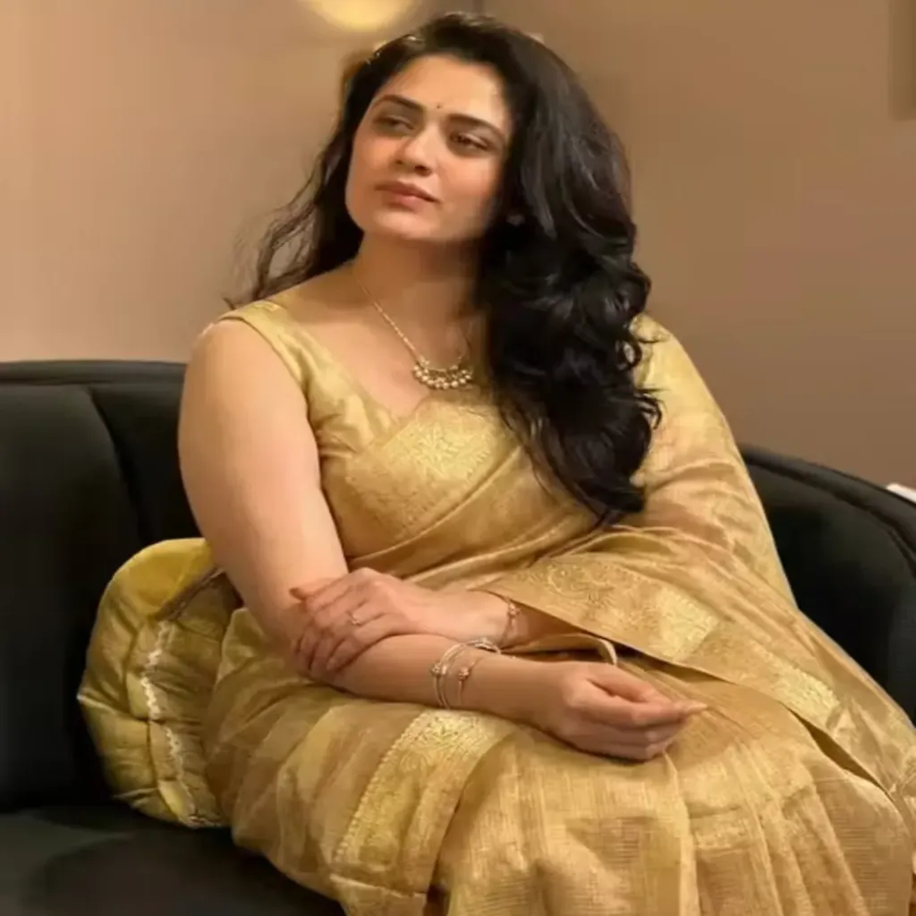 [665988352] Shimmering Golden Tissue Silk Saree with Zari Border – 6.30m (Including Blouse)