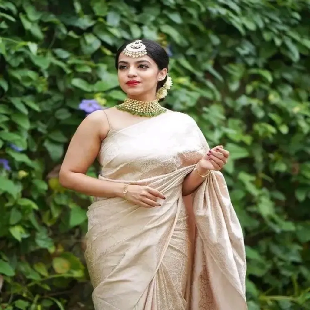 Self Design Banarasi Jacquard Saree in White | Kanjeevaram Silk